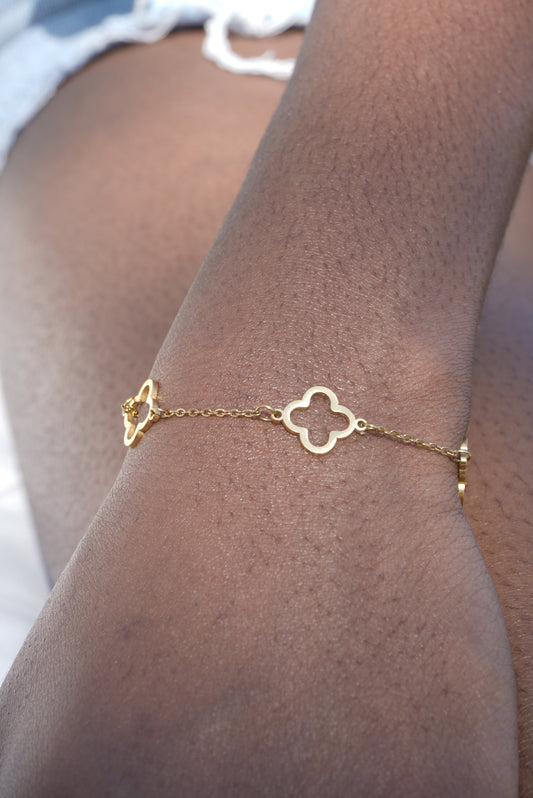 Dainty Outline Clover Bracelet