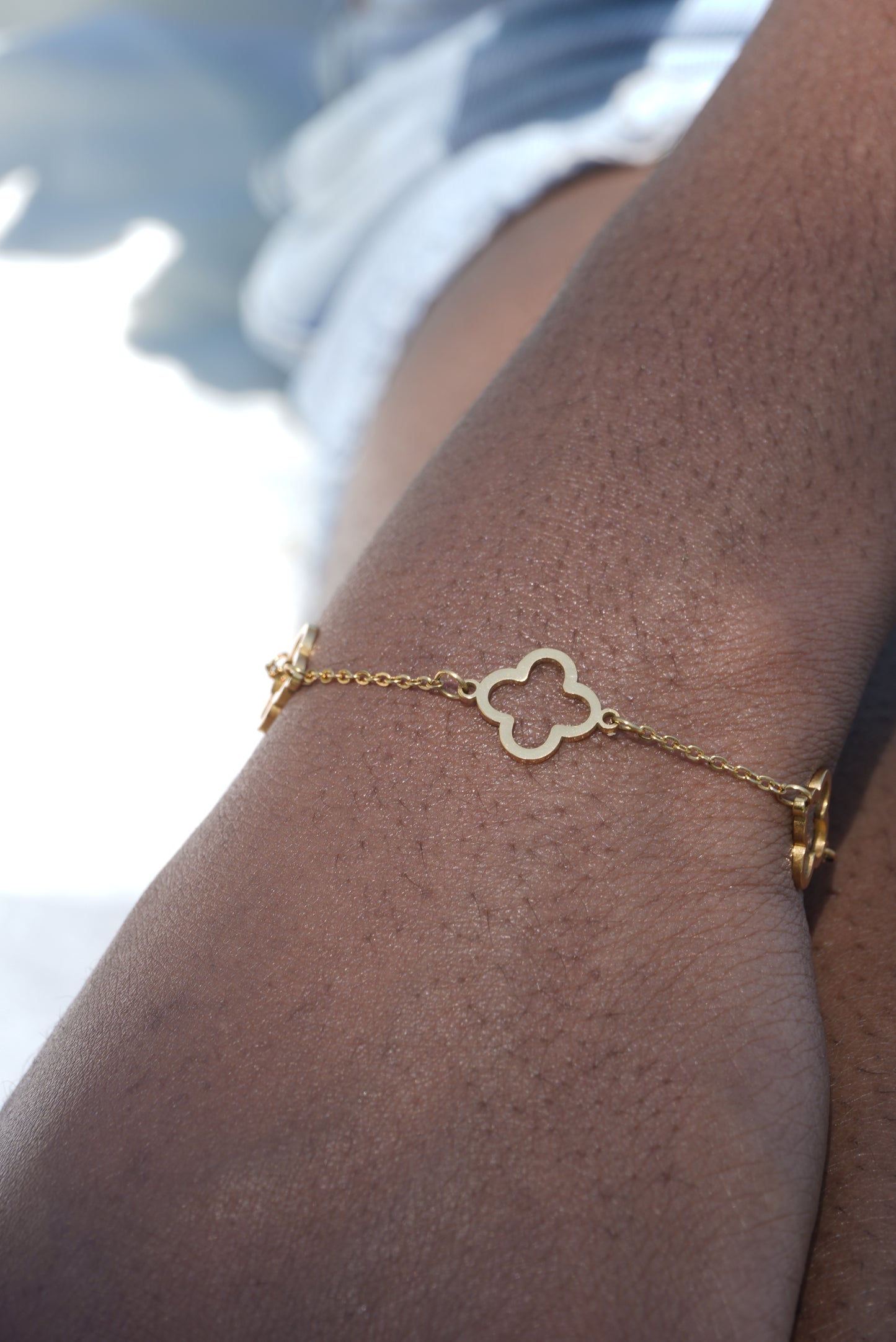 Dainty Outline Clover Bracelet