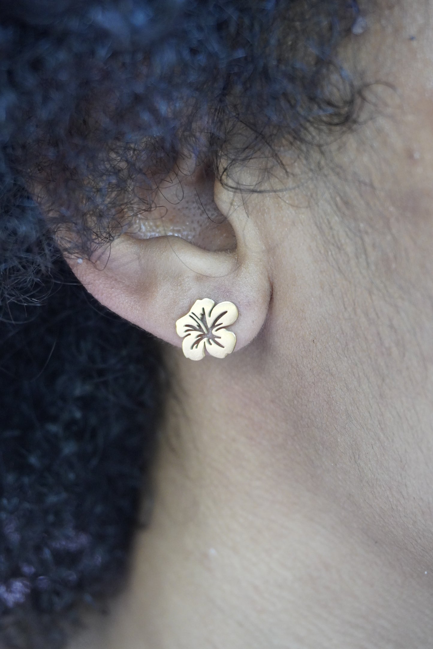 Outlined Hibiscus Flower Stud Earrings